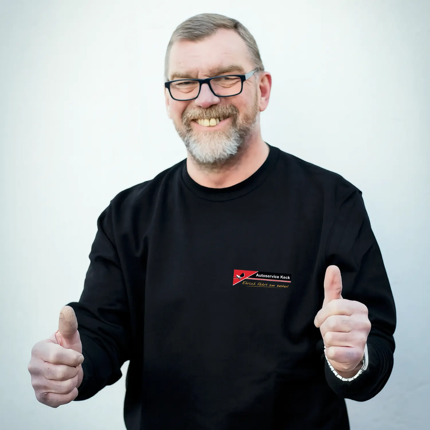 Eberhard Keck, Gründer von Autoservice Keck, mit erhobenen Daumen
